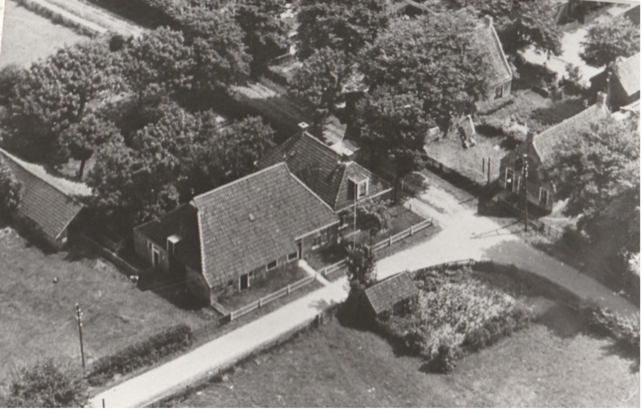 Woning met timmerschuur en boerderij van Foppe de Jong aan de huidige Van Straatenweg.